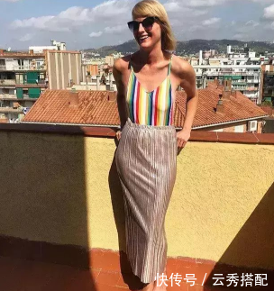 内衣外穿算什么 这年头流行的是泳衣外穿!看小姐姐看到入迷！