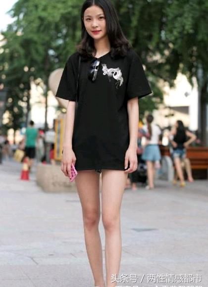 街拍：图四穿吊带小背心，“丰盈饱满”的身材，让人难以忘记！