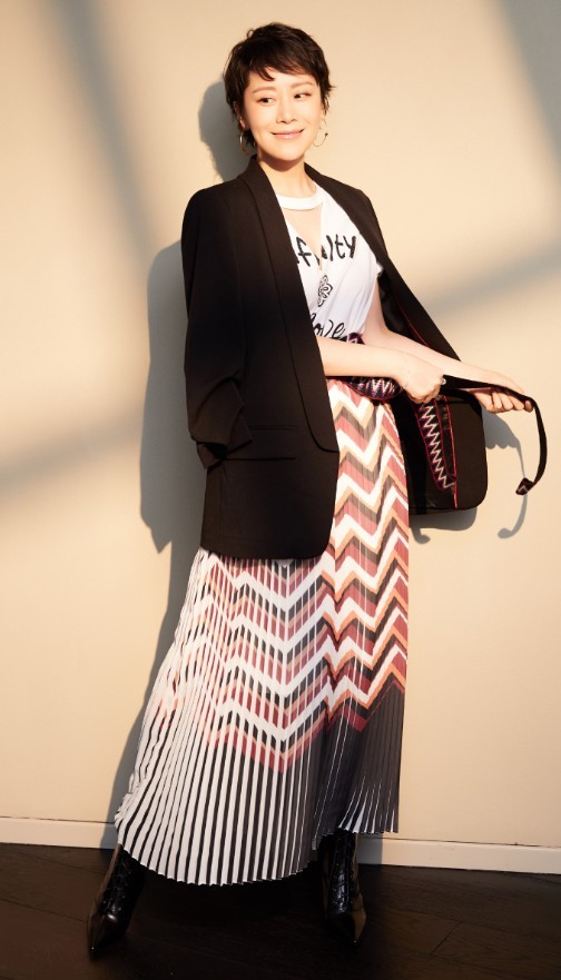 海清得轻成啥样了，竟把紫色的“茄子”当鞋穿，不怕踩烂了？