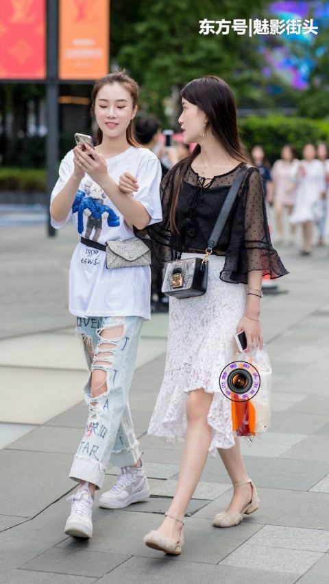  ＂opstate＂:＂0炎炎夏日，美女选择带破洞设计的长裤，时尚度高、清凉感十足