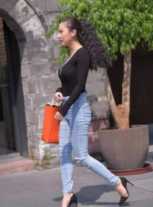 紧身牛仔裤无需多言,只需简单的搭配,就能展现你的美