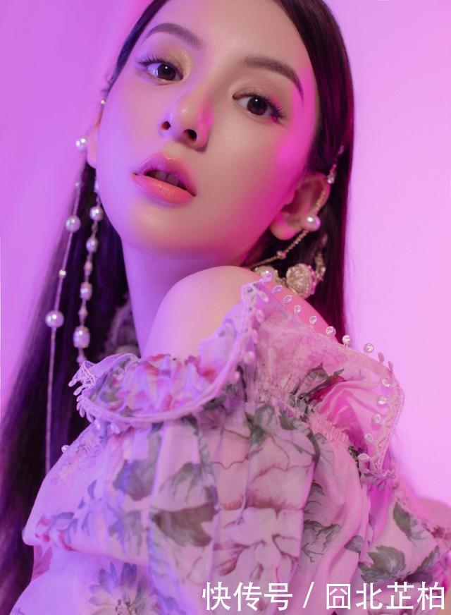  「精致」方媛微调后脸型真精致，穿搭时尚满满贵妇感，婚后天王嫂气场更足