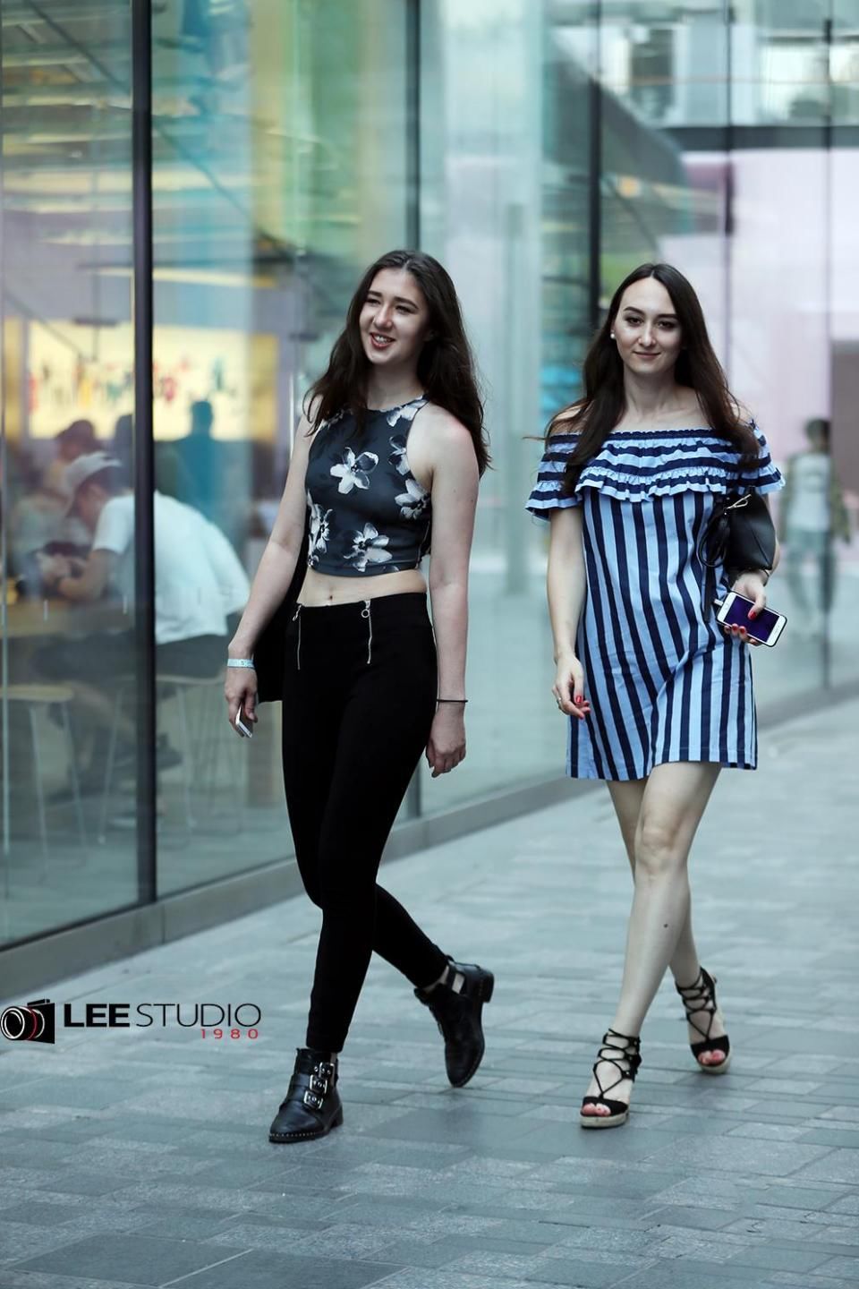 三里屯偶遇两位美女，看看她们逛街都穿的啥