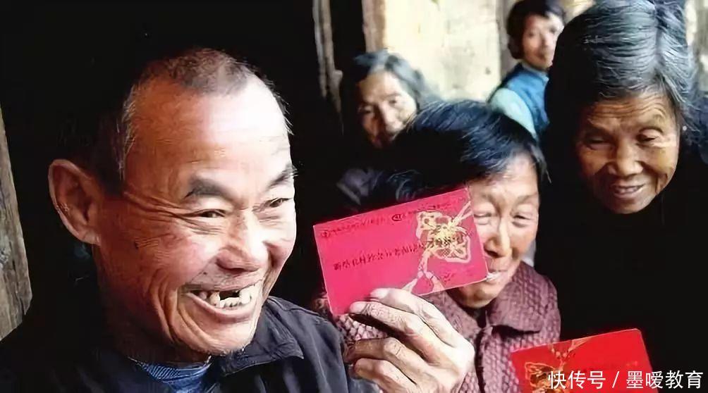 农民准备好钱！这次要交9万元，村干部带头收取，农民要积极配合