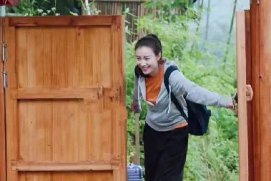 窦靖童周迅忘年交同框,同款搪瓷杯要不要来一只?