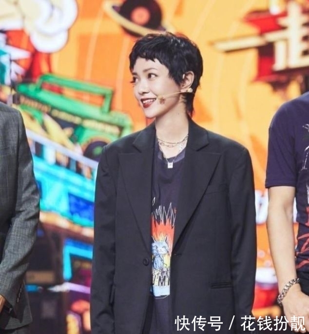  [西装外套]郭采洁穿搭真任性，这次怎么就翻车了？棕色短款外套，穿出阿姨感