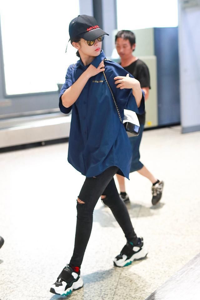 杨紫紧身的牛仔裤也穿得下,对自己真狠,网友:分手后瘦了