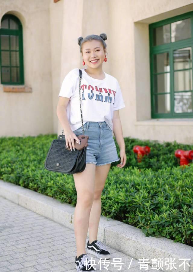 流行|路人街拍:短裤这样穿才流行,有肉的女生穿更美
