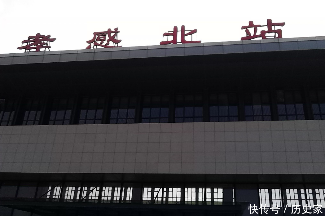 湖北一个设计很不合理的高铁站，离市区100公里，每天百余人乘坐