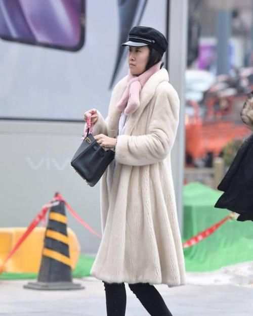  『蓝色』美女时尚街拍：时尚清新的美女，一件白色背心配蓝色牛仔裤，魅力优雅气质