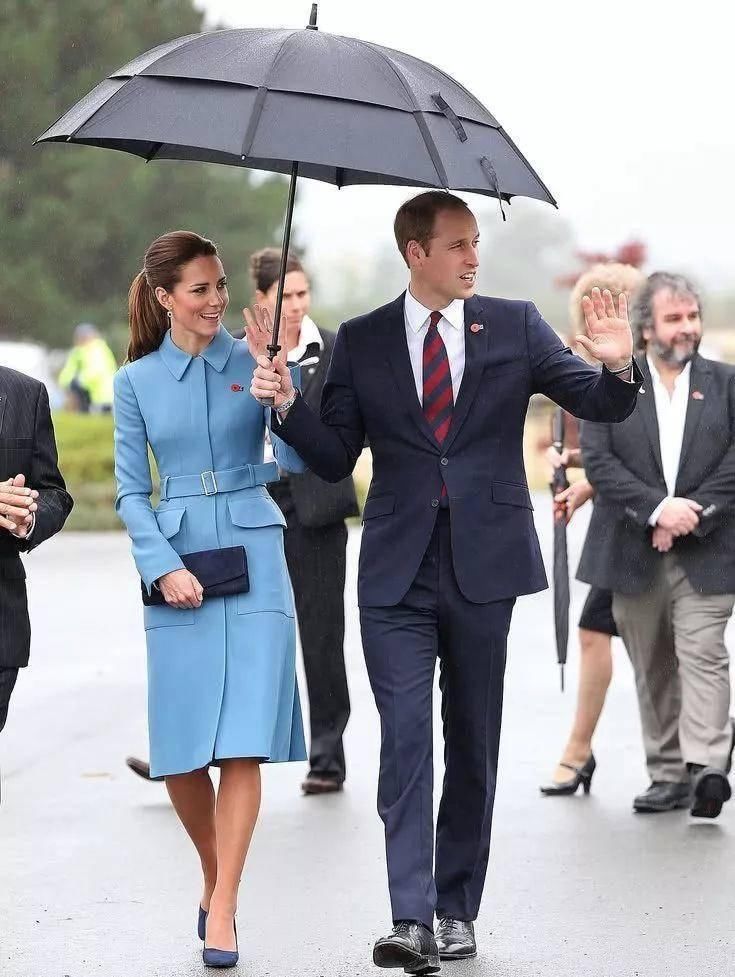 这条裙子，让伊万卡特朗普和整个欧洲王室都为之着迷