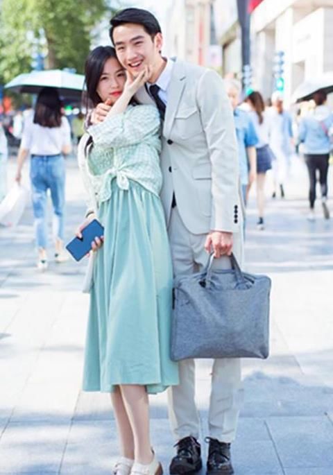  #小姐姐#街拍：一貌倾城的小姐姐，一条绿色的针织连衣裙，时尚优雅气质美