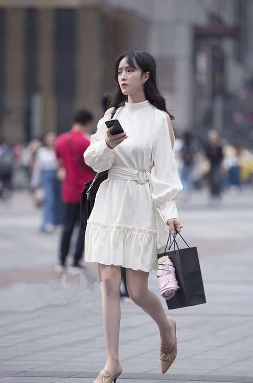 「件白色」街拍,:仙女一样的美女,穿着打扮非常时尚