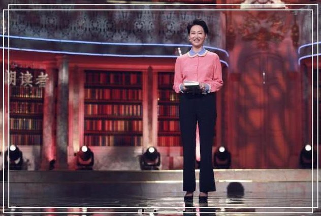 当58岁惠英红撞衫21岁关晓彤，网友:原来年龄在气质面前不值一提