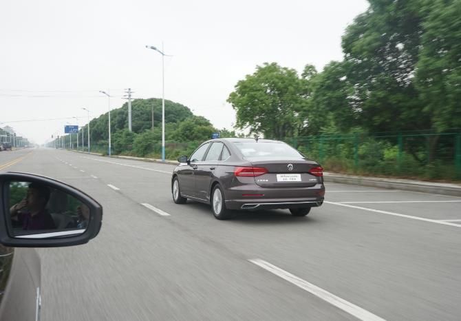  转向灯|高速超车，车在超速车道还用不用打左转向灯？交警：注意