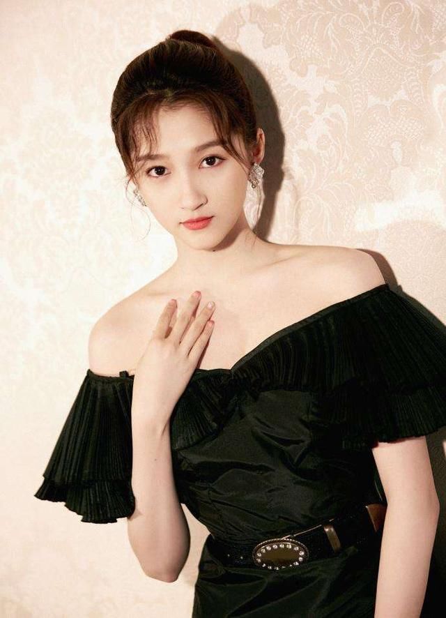 被关晓彤的站姿惊艳到了，连身裙配高跟鞋，往台上一站气场全开