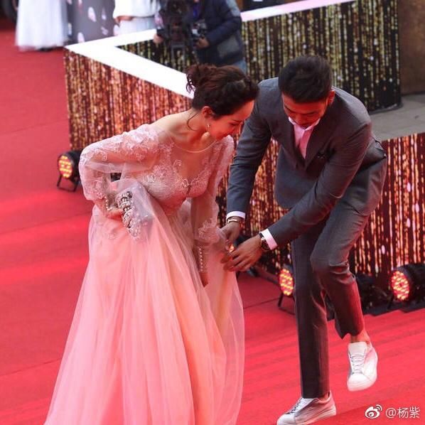 杨紫微博晒张一山邓伦等搀扶暖照,网友说:紫妹