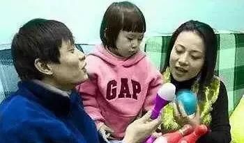 「露脐装」范志毅女儿晒新照,穿露脐装,背名牌包,富二代男友给买万元拖鞋