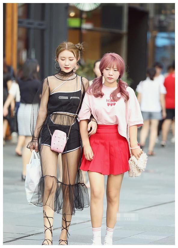 街拍:时尚姑娘清凉出行，图五穿“透明纱”，简直美“呆”了!