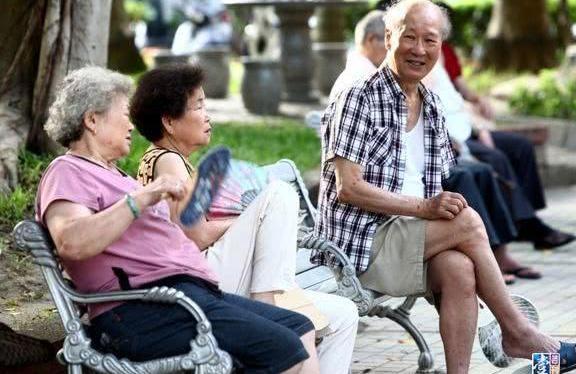 若你是60岁老人，恭喜你，19年每月养老金增加220元！