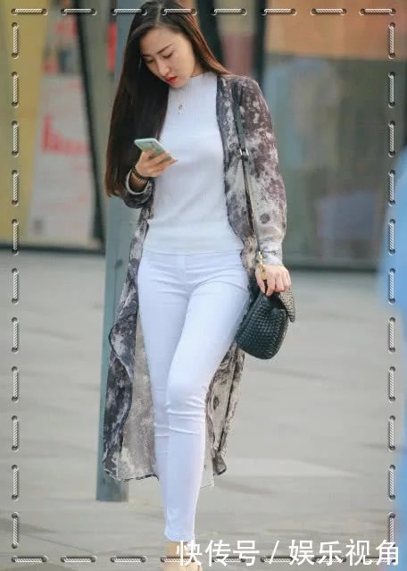 白色紧身裤小姐姐表情酷酷的，气场十足英气逼人