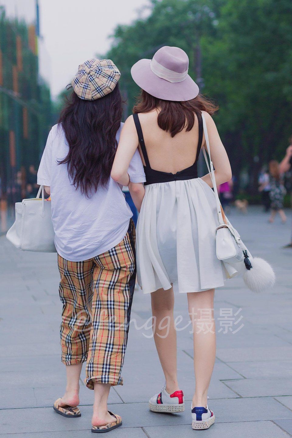 街拍:背影最为神秘，露背彰显性感，合二为一，魅力无穷