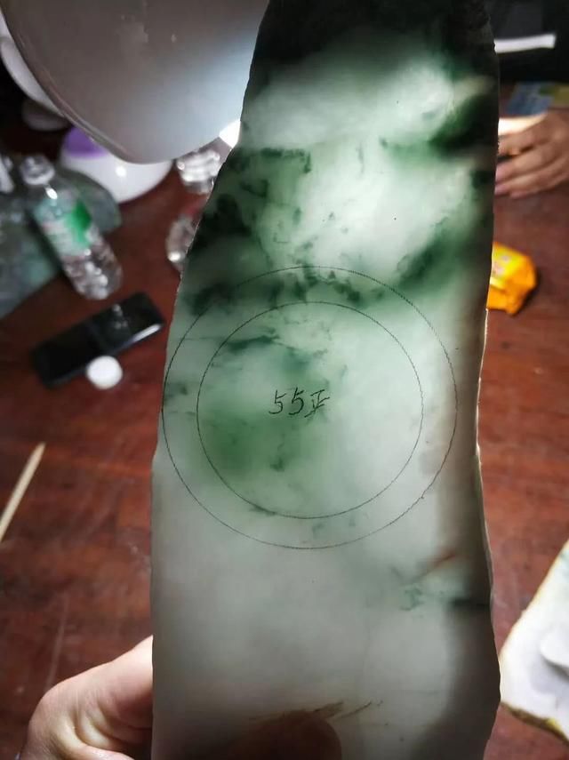 惊心动魄木那赌石，一刀切出8条飘花手镯，转手就卖100万！