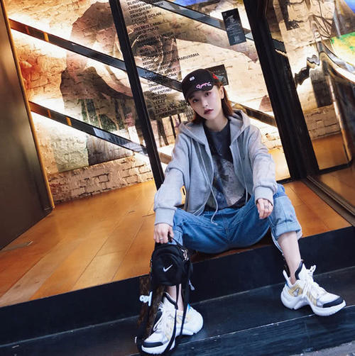 这条牛仔裤我叫它“粗腿的反击”！时髦精出动，潮流就要抢先！