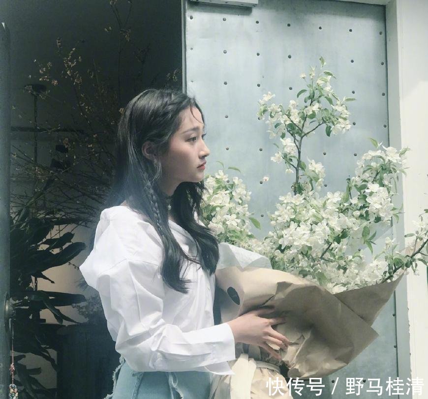 21岁关晓彤和26岁热巴同时撞衫, 一个美如女神, 一个却像路人!