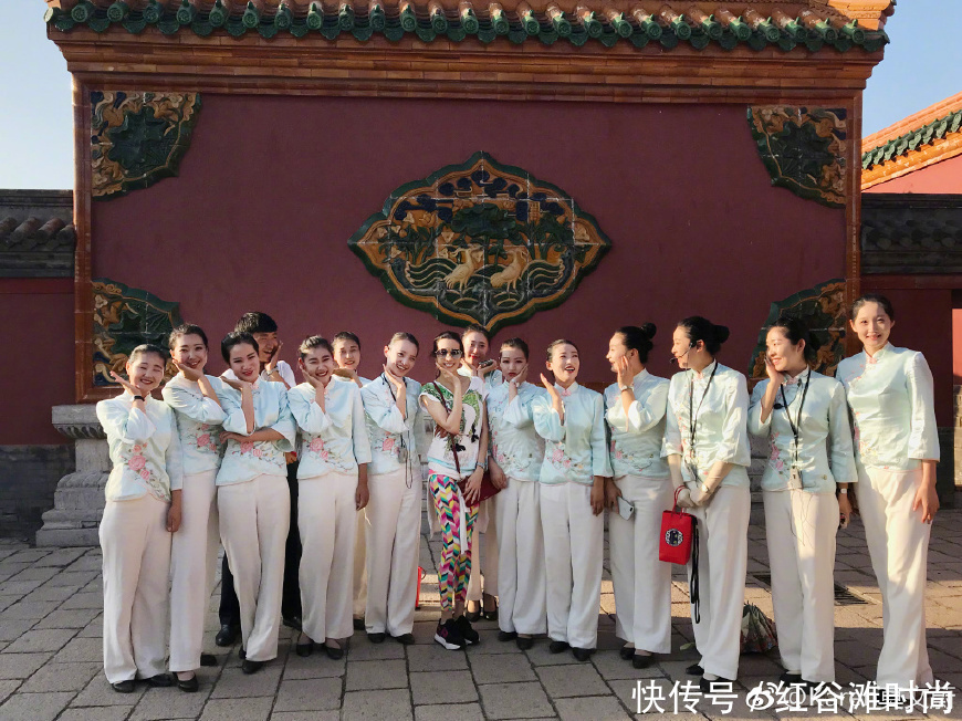 太辣眼睛了！莫文蔚花纹打底裤穿出大妈气质，网友：相信你48岁