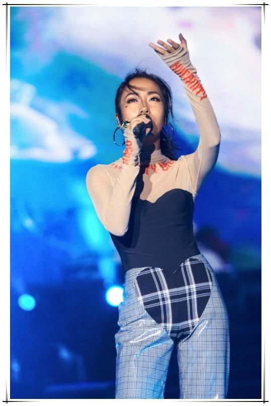 本以为吉克隽逸心型裤够豪放了，可看到窦靖童的拼接裤，我沉默了