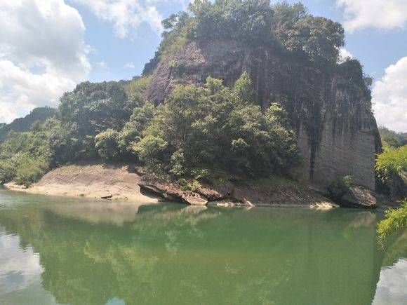  「也没」外出游玩发现了一个钓鱼的好地方，可惜没有带装备，快眼馋死了！