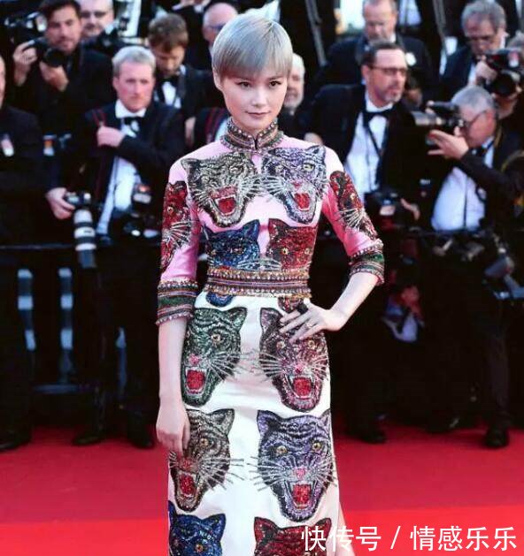 李宇春太胆大！这么大胆的开衩裙也敢穿出门一般人穿绝对丑哭了