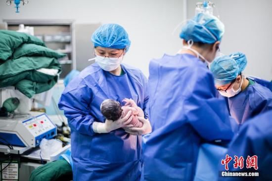 2018年中国出生人口下降200万人 专家:不必担忧