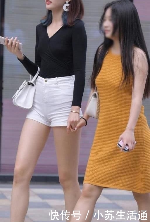 小姐姐:闺蜜逛街我穿高跟都比不上你穿平底+热裤,这手牵着还有意思吗