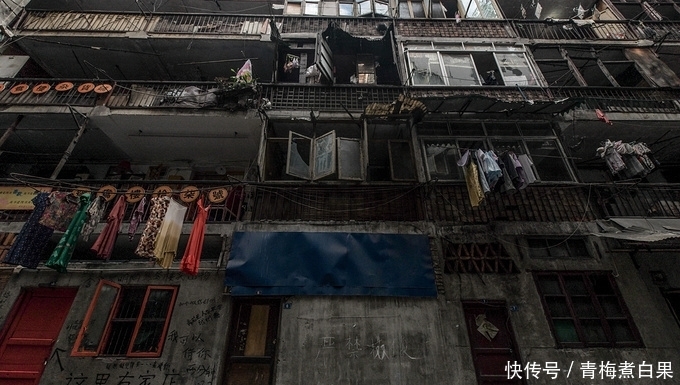 内地这座破旧老楼房，与香港北角很相似，瞬间成了网红景点