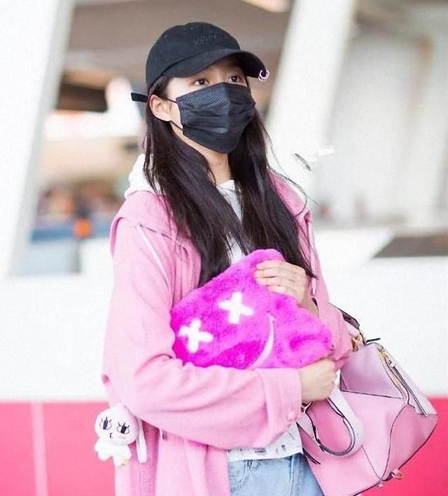 「女生」女生包背在左边好看,还是右边?这些常识学会不吃亏