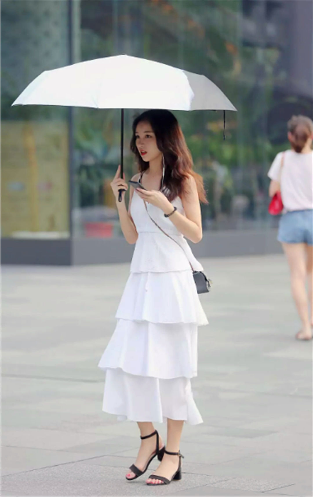 街拍:小姐姐们一双双修长的美腿，让路人无法不爱!