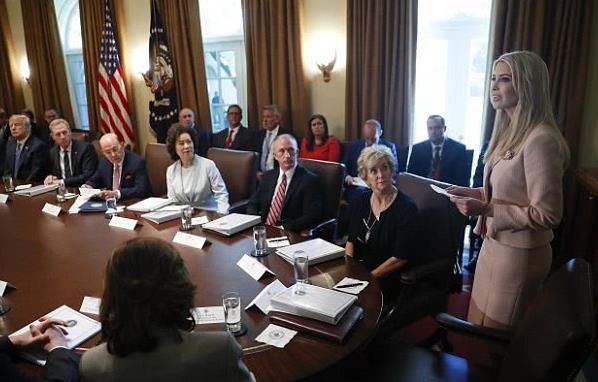 白宫女神伊万卡化身“粉红女郎”参加内阁会议 年轻又干练