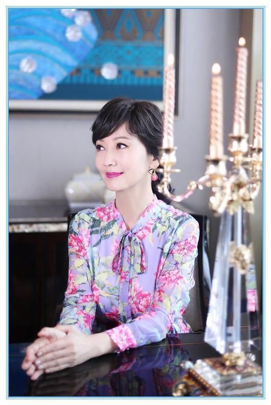 本以为42岁赵薇穿印花裙够嫩了，可看到63岁赵雅芝，我沉默了！