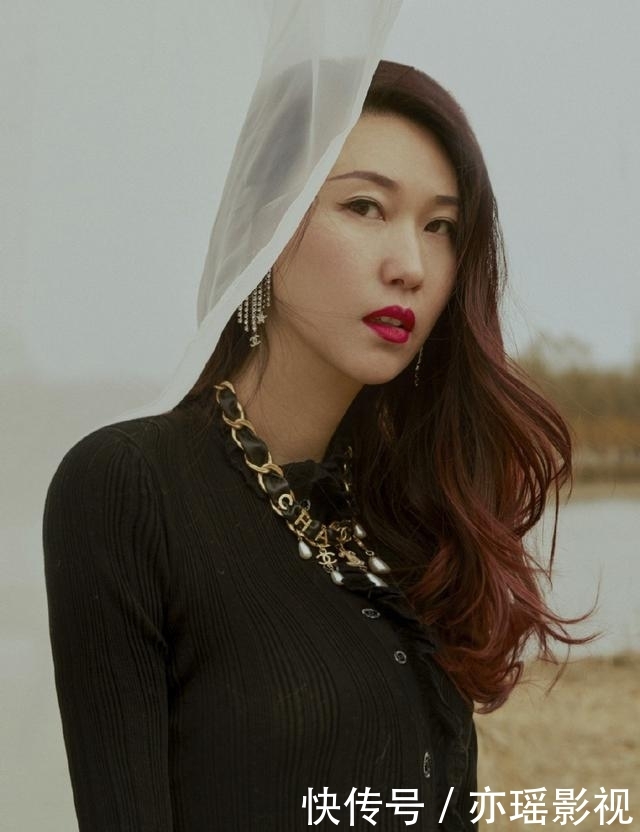 穿搭■她是中国时尚圈达人,今穿黑色针织衫配透视裙,美腿若隐若现