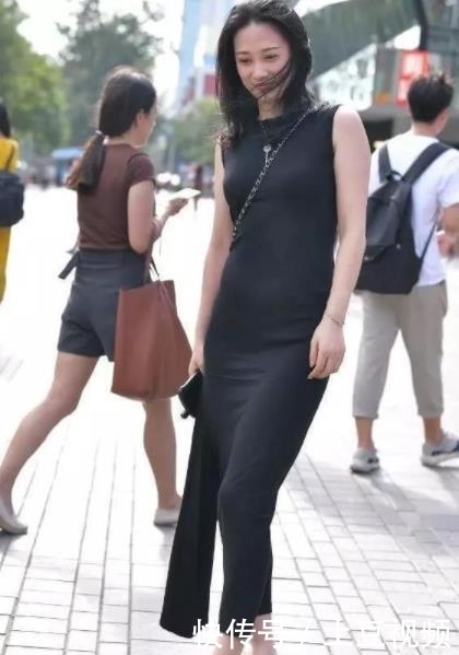  风采|街拍：优雅洋气的小姐姐，展现高挑身段，是别样的风采