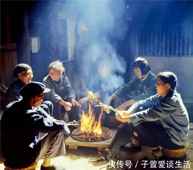  在海边|1971年中国农村真实老照片图2让人怀念、图10很多人一定