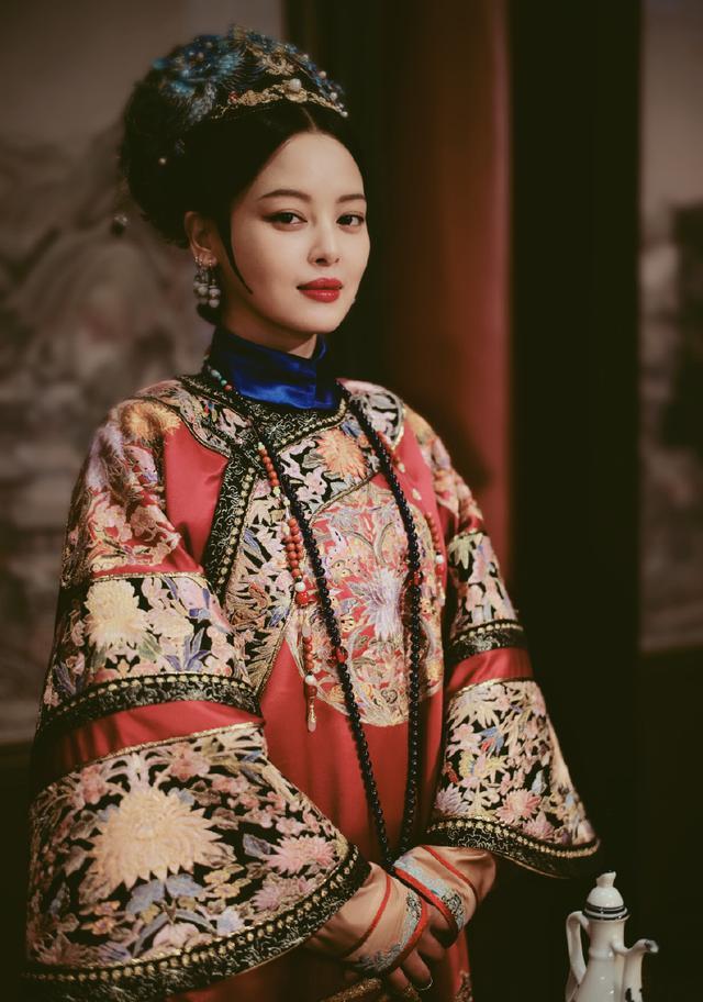 32岁辛芷蕾撞衫21岁关晓彤，同穿连衣裙，输了年龄赢了气质