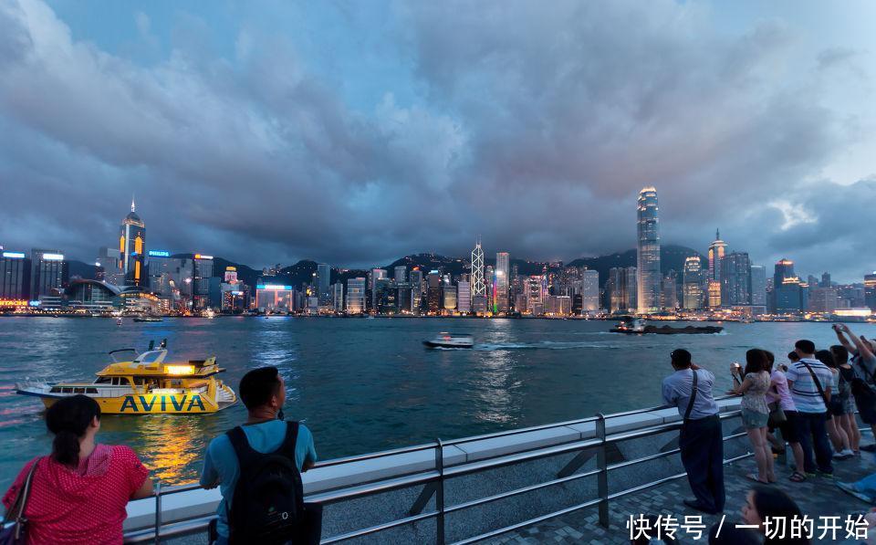  [在一起]为什么香港洗碗工都上万元工资了，大陆民众看到却无动