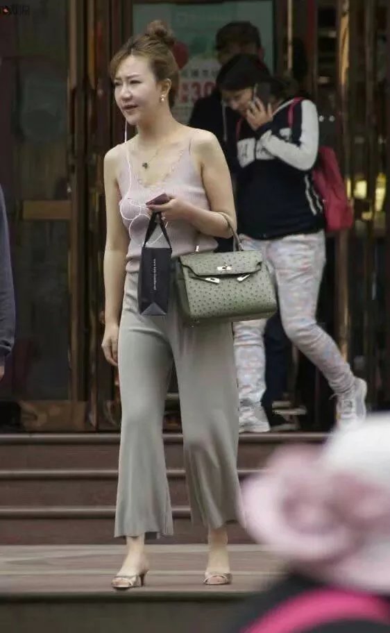 路人街拍，小姐姐穿着青春有活力，小包包很好看，筷子腿抢镜！