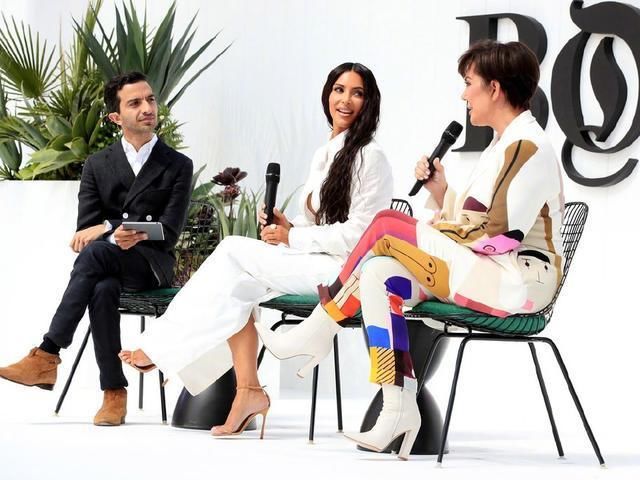 本以为贝嫂的条纹裙够少女了，不料卡戴珊62岁的老妈更厉害!