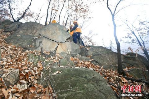  山体：铁路“小黄人” 深山除危石