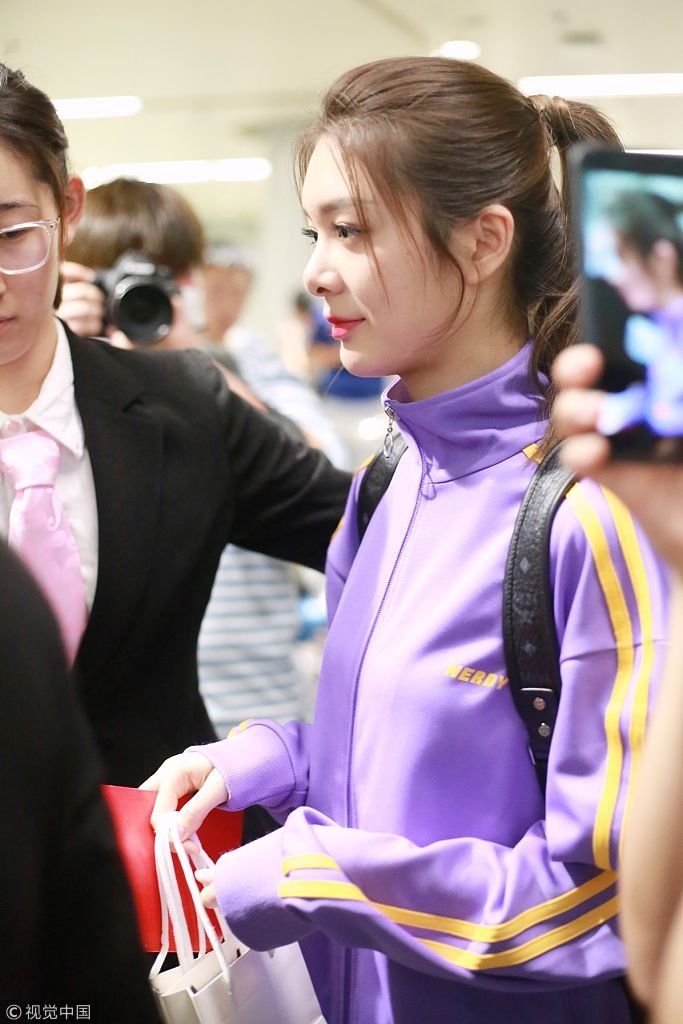 傅菁穿紫色运动装玩下衣失踪秀腿展青春  举“大吉大利”红包挡脸