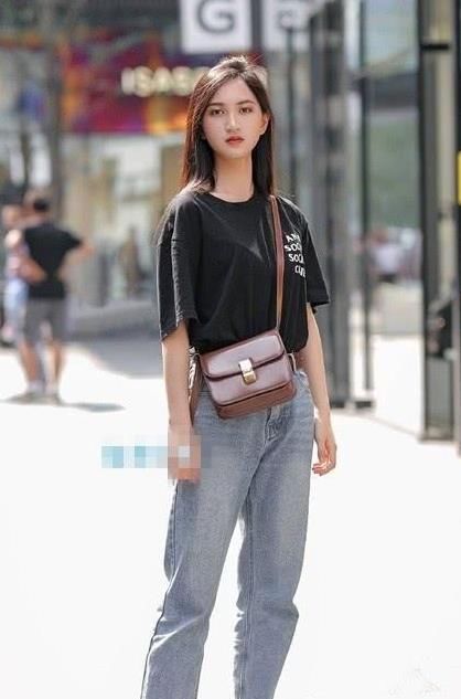  #a932#街拍：丹唇外朗的美女，一件黑色短袖配浅色牛仔裤，时尚活力气质